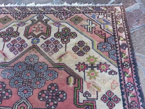 BEAUTIFUL VINTAGE HAND-KNOTTED PURE WOOL PERSIAN CARPET