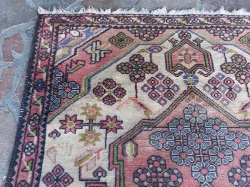 BEAUTIFUL VINTAGE HAND-KNOTTED PURE WOOL PERSIAN CARPET