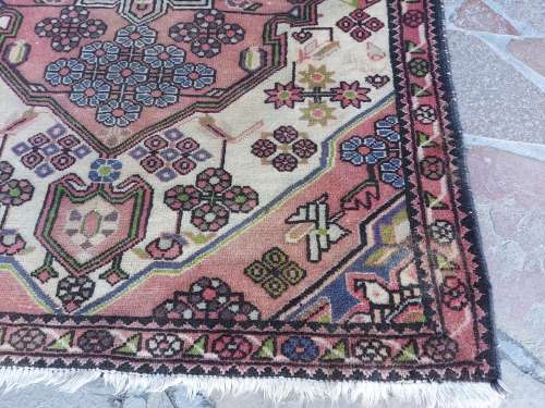 BEAUTIFUL VINTAGE HAND-KNOTTED PURE WOOL PERSIAN CARPET