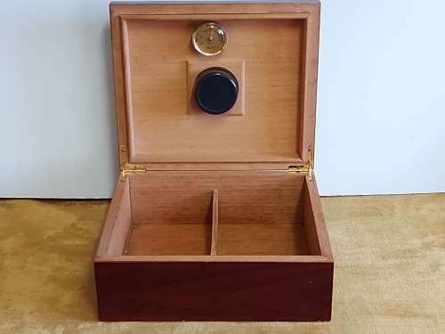 STUNNING WOODEN CIGAR HUMIDOR WITH A HUMIDIFIER AND HYGROMETER