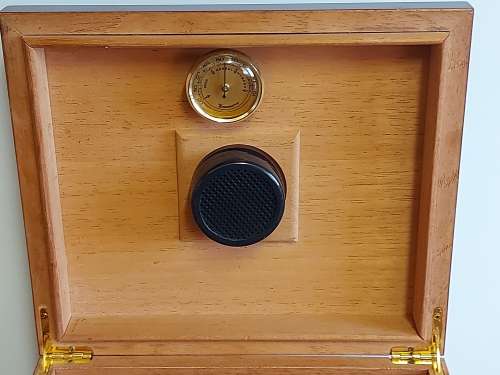 STUNNING WOODEN CIGAR HUMIDOR WITH A HUMIDIFIER AND HYGROMETER