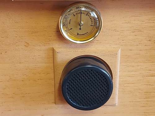 STUNNING WOODEN CIGAR HUMIDOR WITH A HUMIDIFIER AND HYGROMETER