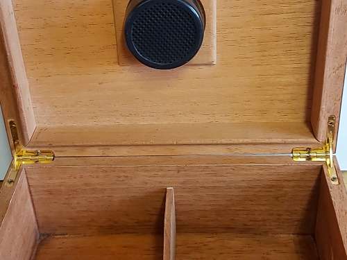 STUNNING WOODEN CIGAR HUMIDOR WITH A HUMIDIFIER AND HYGROMETER