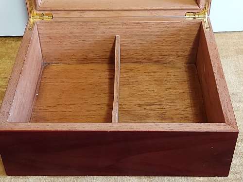STUNNING WOODEN CIGAR HUMIDOR WITH A HUMIDIFIER AND HYGROMETER