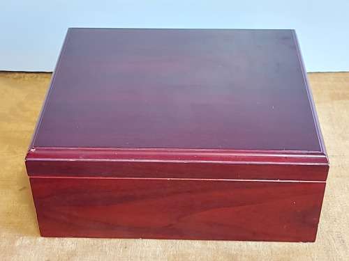 STUNNING WOODEN CIGAR HUMIDOR WITH A HUMIDIFIER AND HYGROMETER