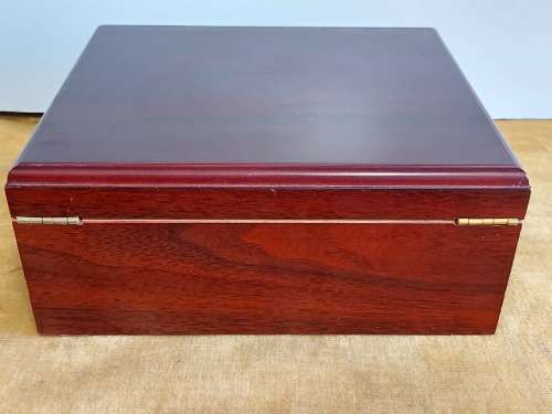 STUNNING WOODEN CIGAR HUMIDOR WITH A HUMIDIFIER AND HYGROMETER