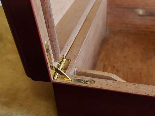 STUNNING WOODEN CIGAR HUMIDOR WITH A HUMIDIFIER AND HYGROMETER
