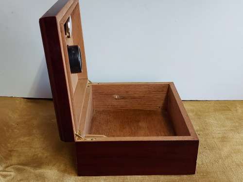 STUNNING WOODEN CIGAR HUMIDOR WITH A HUMIDIFIER AND HYGROMETER