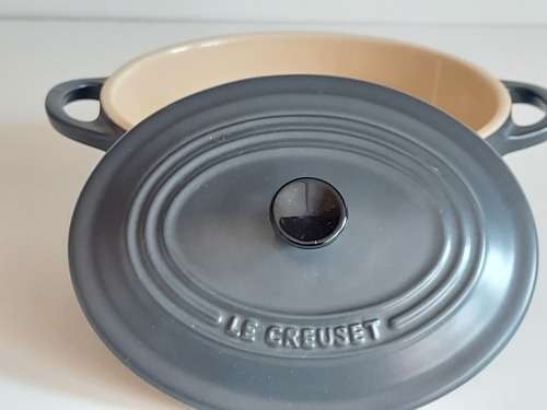 BEAUTIFULLY LE CREUSET CERAMIC OVAL TWIN HANDLED LIDDED DISH