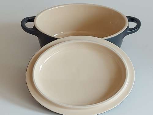 BEAUTIFULLY LE CREUSET CERAMIC OVAL TWIN HANDLED LIDDED DISH