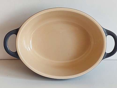 BEAUTIFULLY LE CREUSET CERAMIC OVAL TWIN HANDLED LIDDED DISH