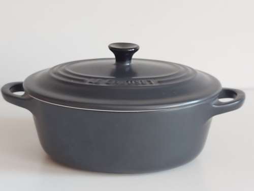 BEAUTIFULLY LE CREUSET CERAMIC OVAL TWIN HANDLED LIDDED DISH