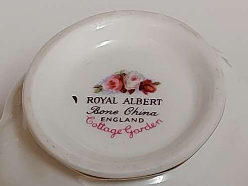 EXQUISITE VINTAGE ROYAL ALBERT COTTAGE GARDEN BONE CHINA TEA TRIO WITH A STUNNING FLORAL DESGN