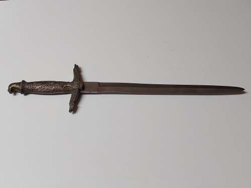 ORIENTAL DAGGER WITH A BRASS/BRONZE EAGLE MOTIF HILT AND A SOLID CHINA STAINLESS STEEL BLADE