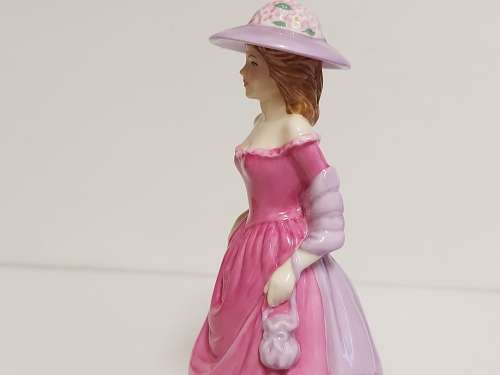 ROYAL DOULTON BOXED INTERNATIONAL COLLECTORS CLUB SUMMERBREEZE HN 4587 BONE CHINA FIGURINE