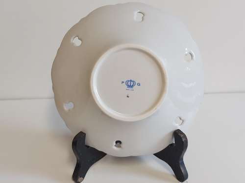 BEAUTIFUL VINTAGE 1970'S P G GDR (EAST GERMANY) ROUND DISH/BOWL WITH A STUNNING FLORAL DESIGN