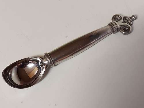 CARROL BOYES FUNCTIONAL ART: VINTAGE EARLY DESIGN PEWTER AND STAINLESS STEEL SOLID ICE CREAM SCOOP