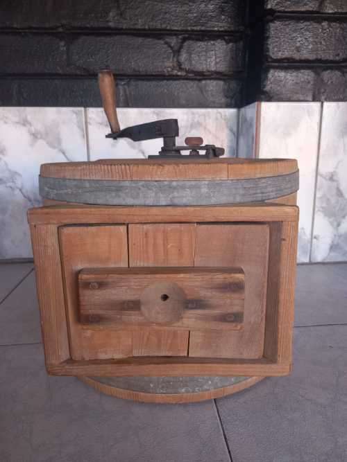 GREAT FIND!! RARE ANTIQUE ROUND BARREL TYPE WOODEN BUTTER CHURN WITH AN IRON CRANK HANDLE