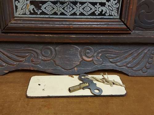 VINTAGE ANSONIA MANTLE CLOCK WITH KEY AND PENDULUM , MADE IN THE USA AND IN A WORKING CONDITION