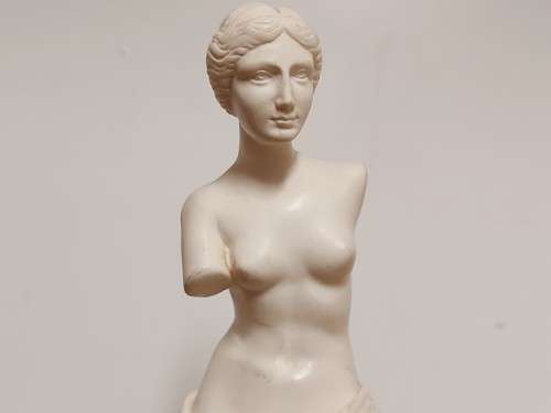 ORIGINAL COMO MADE IN ITALY VENUS DE MILO FIGURINE IN AN GREAT CONDITION