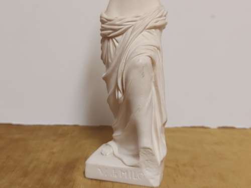 ORIGINAL COMO MADE IN ITALY VENUS DE MILO FIGURINE IN AN GREAT CONDITION