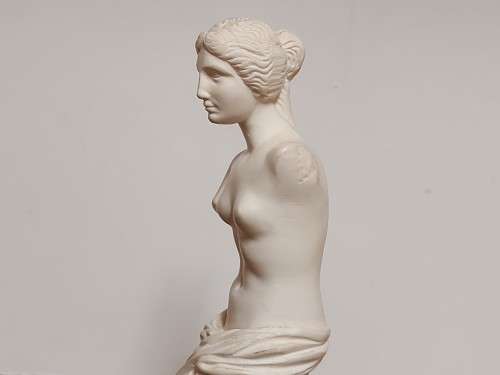 ORIGINAL COMO MADE IN ITALY VENUS DE MILO FIGURINE IN AN GREAT CONDITION