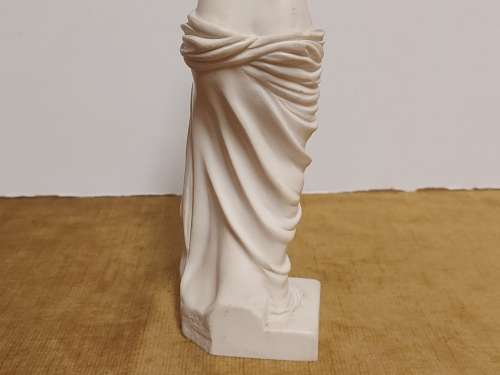 ORIGINAL COMO MADE IN ITALY VENUS DE MILO FIGURINE IN AN GREAT CONDITION