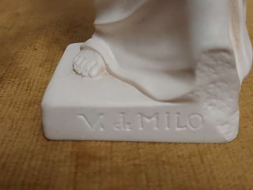 ORIGINAL COMO MADE IN ITALY VENUS DE MILO FIGURINE IN AN GREAT CONDITION