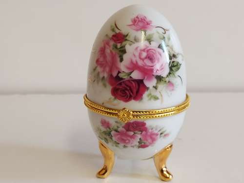 AWESOME FABERGE STYLE PORCELAIN EGG WITH A BEAUTIFUL FLORAL DESIGN