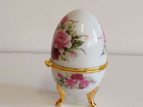 AWESOME FABERGE STYLE PORCELAIN EGG WITH A BEAUTIFUL FLORAL DESIGN
