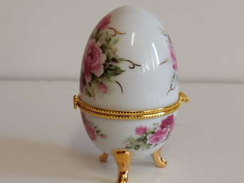 AWESOME FABERGE STYLE PORCELAIN EGG WITH A BEAUTIFUL FLORAL DESIGN