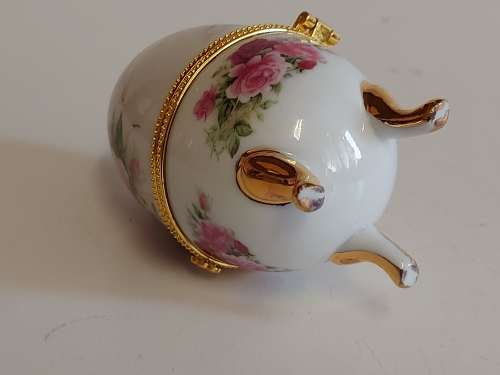 AWESOME FABERGE STYLE PORCELAIN EGG WITH A BEAUTIFUL FLORAL DESIGN