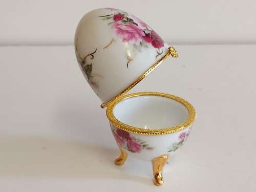 AWESOME FABERGE STYLE PORCELAIN EGG WITH A BEAUTIFUL FLORAL DESIGN