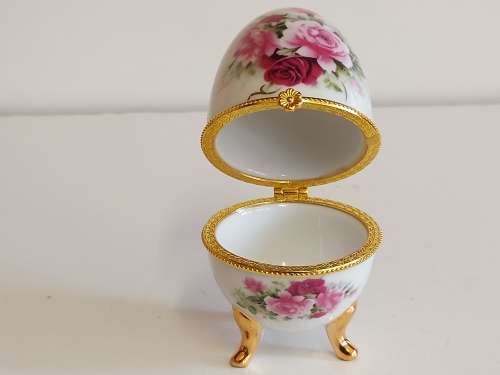 AWESOME FABERGE STYLE PORCELAIN EGG WITH A BEAUTIFUL FLORAL DESIGN