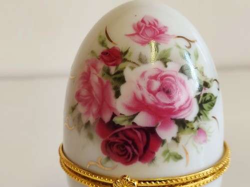AWESOME FABERGE STYLE PORCELAIN EGG WITH A BEAUTIFUL FLORAL DESIGN