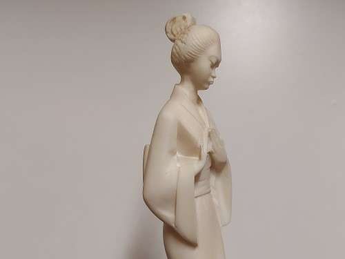 ORIGINAL LE RON TALL AND ELEGANT ORIENTAL STONELITE FIGURINE