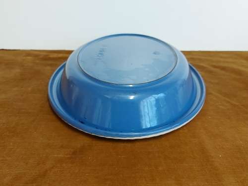 LARGE LE CREUSET ENAMELLED CAST IRON NO 40 OVEN DISH IN A GOOD PRE-USED CONDITION
