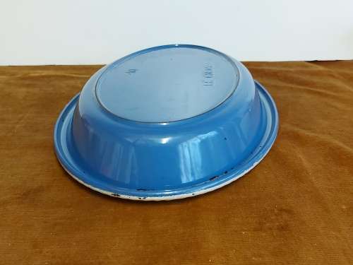 LARGE LE CREUSET ENAMELLED CAST IRON NO 40 OVEN DISH IN A GOOD PRE-USED CONDITION