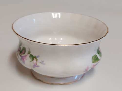 VINTAGE ROYAL ALBERT BONE CHINA MAYFLOWER SUGAR BOWL