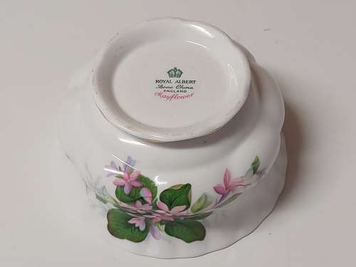 VINTAGE ROYAL ALBERT BONE CHINA MAYFLOWER SUGAR BOWL