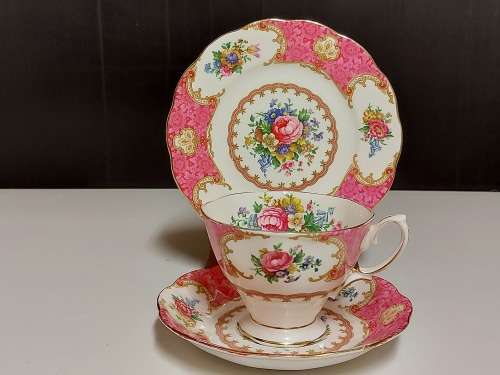VINTAGE ROYAL ALBERT BONE CHINA LADY CARLYLE TEA TRIO