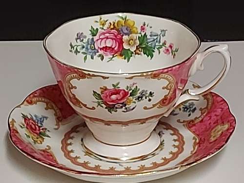 VINTAGE ROYAL ALBERT BONE CHINA LADY CARLYLE TEA TRIO