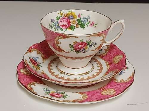 VINTAGE ROYAL ALBERT BONE CHINA LADY CARLYLE TEA TRIO