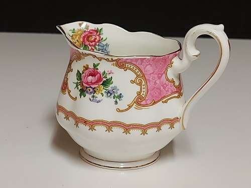 VINTAGE ROYAL ALBERT BONE CHINA LADY CARLYLE CREAMER