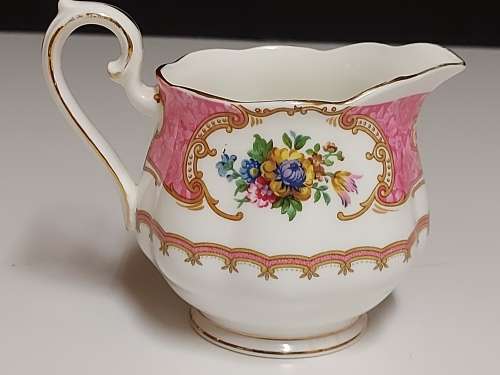VINTAGE ROYAL ALBERT BONE CHINA LADY CARLYLE CREAMER