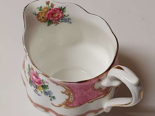 VINTAGE ROYAL ALBERT BONE CHINA LADY CARLYLE CREAMER