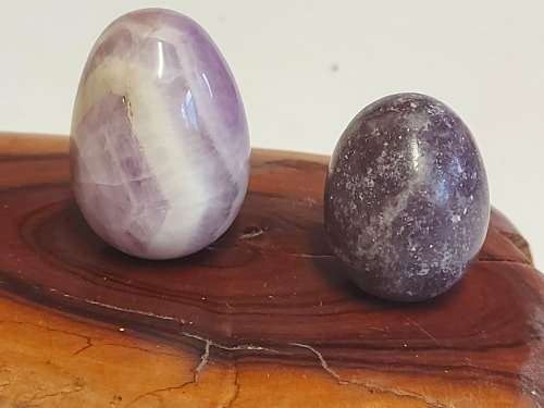 PAIR OF SMALL TO MEDIUM HIGHLY POLISHED GEMSTONE EGG, WEIGHING 69 GRAM