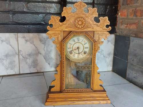 ANTIQUE C1900s WELCH PARLOR MANTLE CLOCK IN AN ORNATELY CRAFTED WOODEN CASING, WITH KEY AND PENDULUM
