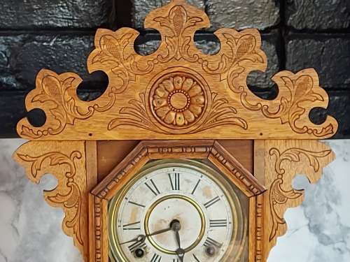 ANTIQUE C1900s WELCH PARLOR MANTLE CLOCK IN AN ORNATELY CRAFTED WOODEN CASING, WITH KEY AND PENDULUM