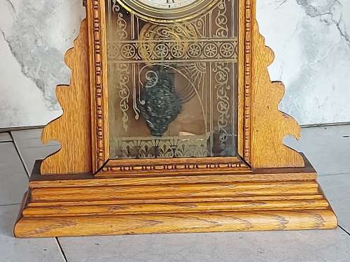 ANTIQUE C1900s WELCH PARLOR MANTLE CLOCK IN AN ORNATELY CRAFTED WOODEN CASING, WITH KEY AND PENDULUM